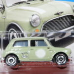 COCHE CLASICO NUEVO A ESCALA APROXIMADA 1/64.
