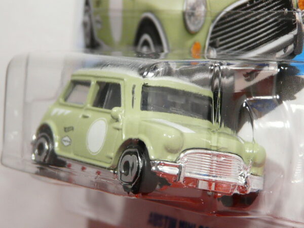 COCHE CLASICO NUEVO A ESCALA APROXIMADA 1/64. VISTA FRONTAL.