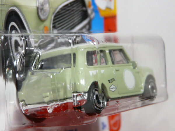 COCHE CLASICO NUEVO A ESCALA APROXIMADA 1/64. VISTA TRASERA.
