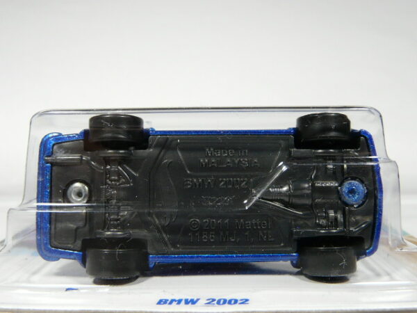 COCHE CLASICO DEPORTIVO NUEVO A ESCALA APROXIMADA 1/64. VISTA INFERIOR.