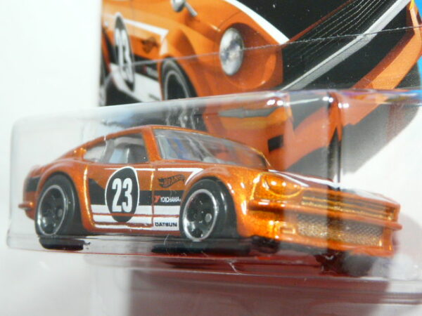 COCHE CLASICO DEPORTIVO COUPE NUEVO A ESCALA APROXIMADA 1/64. VISTA FRONTAL.