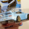 COCHE DEPORTIVO NUEVO A ESCALA APROXIMADA 1/64. VISTA TRASERA.