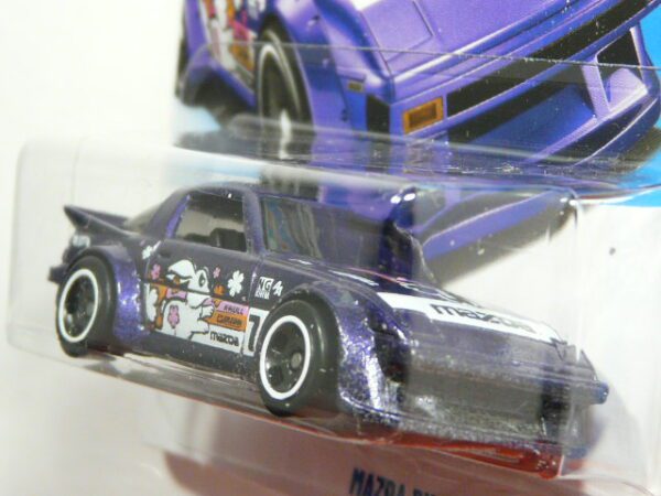 COCHE CLASICO NUEVO A ESCALA APROXIMADA 1/64. VISTA FRONTAL.