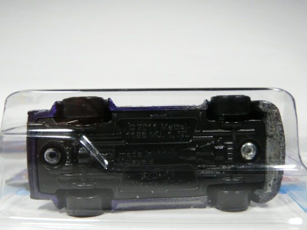 COCHE CLASICO NUEVO A ESCALA APROXIMADA 1/64. VISTA INFERIOR.