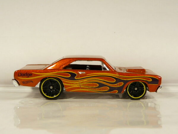 COCHE DE SEGUNDA MANO SIN SEÑALES DE USO Y BUEN ESTADO GENERAL A ESCALA APROXIMADA 1/64.