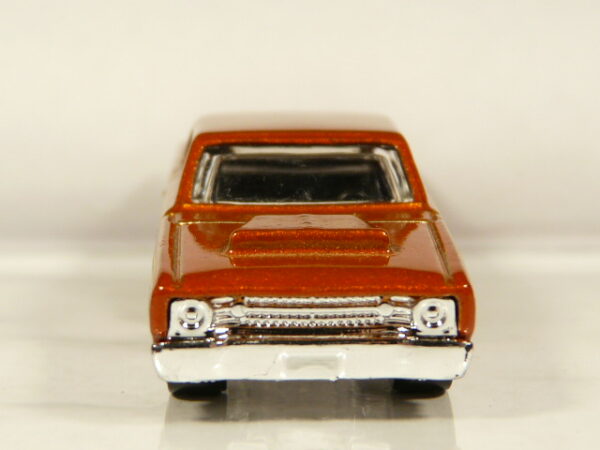 COCHE DE SEGUNDA MANO SIN SEÑALES DE USO Y BUEN ESTADO GENERAL A ESCALA APROXIMADA 1/64. VISTA FRONTAL.