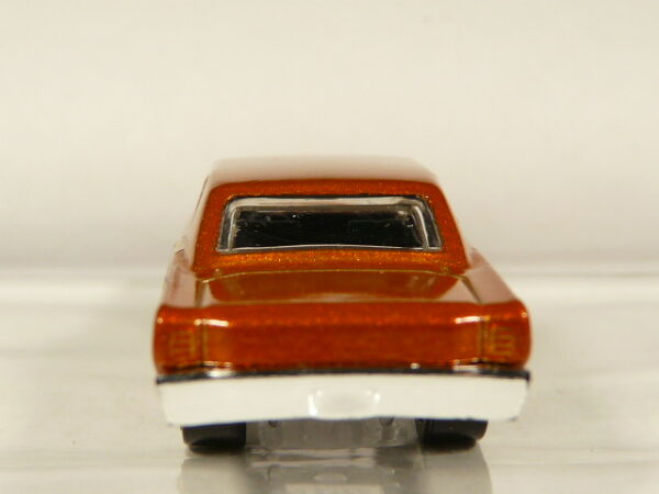 COCHE DE SEGUNDA MANO SIN SEÑALES DE USO Y BUEN ESTADO GENERAL A ESCALA APROXIMADA 1/64. VISTA TRASERA.