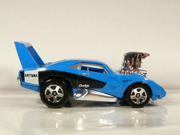 COCHE DE SEGUNDA MANO SIN SEÑALES DE USO Y BUEN ESTADO GENERAL A ESCALA APROXIMADA 1/64.