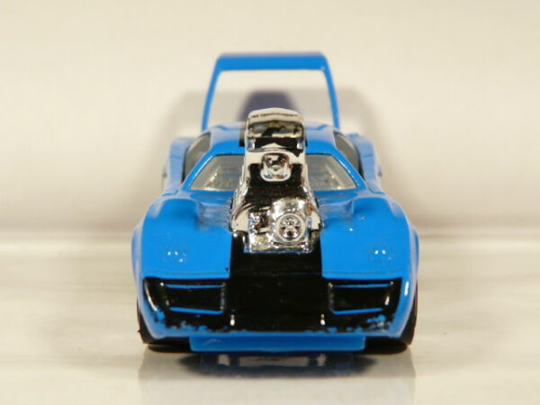 COCHE DE SEGUNDA MANO SIN SEÑALES DE USO Y BUEN ESTADO GENERAL A ESCALA APROXIMADA 1/64. VISTA FRONTAL.