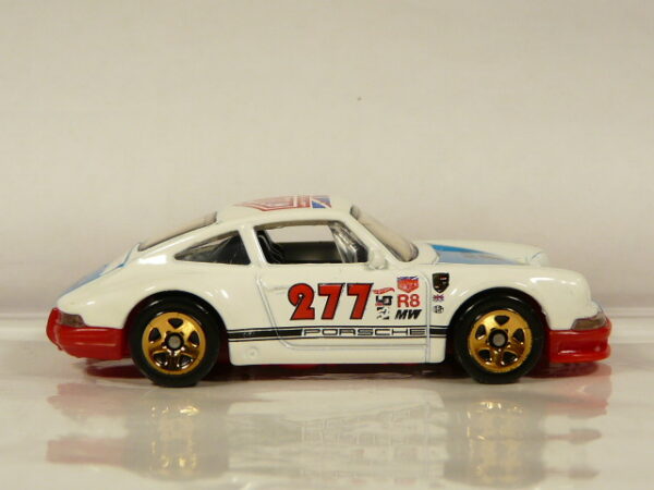 COCHE COUPE CLASICO DE SEGUNDA MANO SIN SEÑALES DE USO Y BUEN ESTADO GENERAL A ESCALA APROXIMADA 1/64.