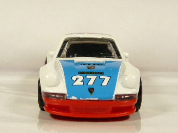 COCHE COUPE CLASICO DE SEGUNDA MANO SIN SEÑALES DE USO Y BUEN ESTADO GENERAL A ESCALA APROXIMADA 1/64. VISTA FRONTAL.
