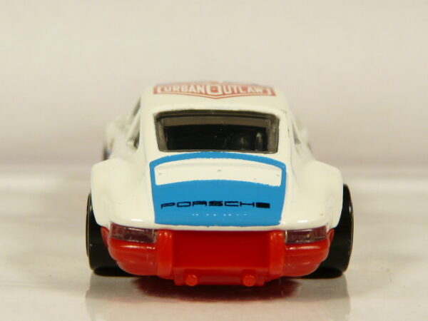 COCHE COUPE CLASICO DE SEGUNDA MANO SIN SEÑALES DE USO Y BUEN ESTADO GENERAL A ESCALA APROXIMADA 1/64. VISTA TRASERA.