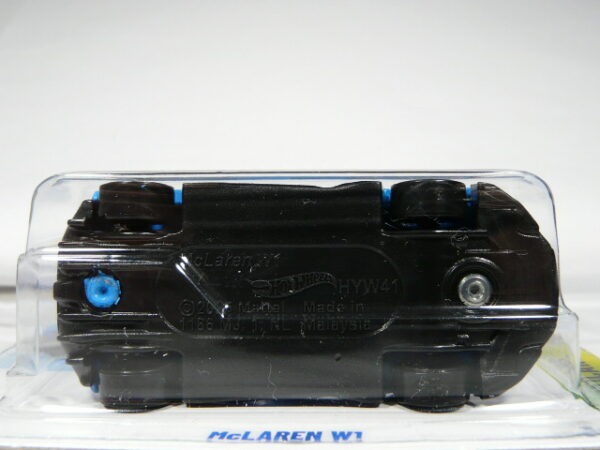 COCHE DEPORTIVO COUPE NUEVO A ESCALA APROXIMADA 1/64. VISTA INFERIOR.
