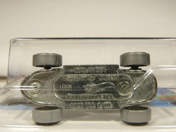 COCHE DEPORTIVO COUPE NUEVO A ESCALA APROXIMADA 1/64. VISTA INFERIOR.