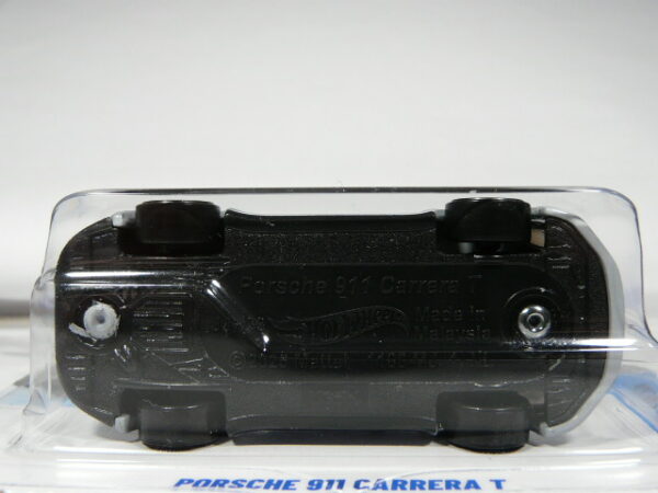 COCHE DEPORTIVO COUPE NUEVO A ESCALA APROXIMADA 1/64. VISTA INFERIOR.