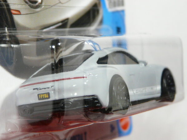 COCHE DEPORTIVO COUPE NUEVO A ESCALA APROXIMADA 1/64. VISTA TRASERA.