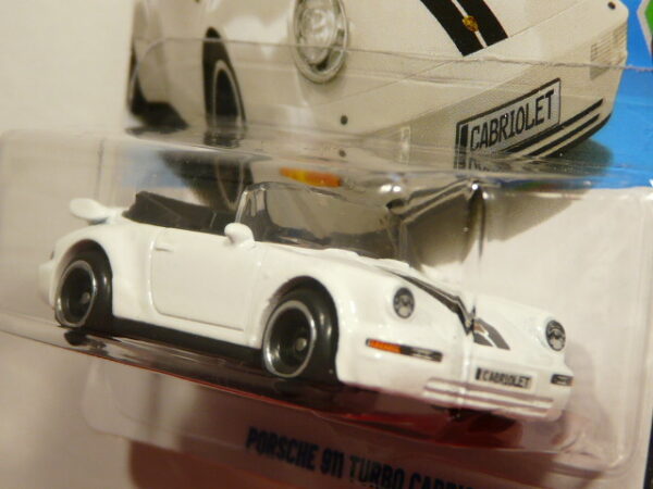 COCHE CLASICO DEPORTIVO DESCAPOTABLE NUEVO A ESCALA APROXIMADA 1/64. VISTA FRONTAL.