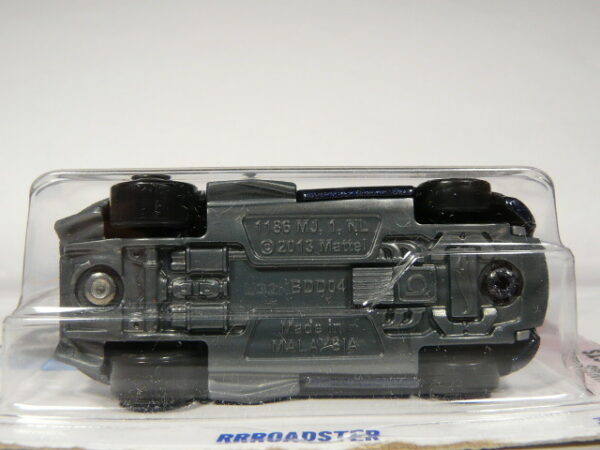 COCHE CLASICO DEPORTIVO DESCAPOTABLE NUEVO A ESCALA APROXIMADA 1/64. VISTA INFERIOR.