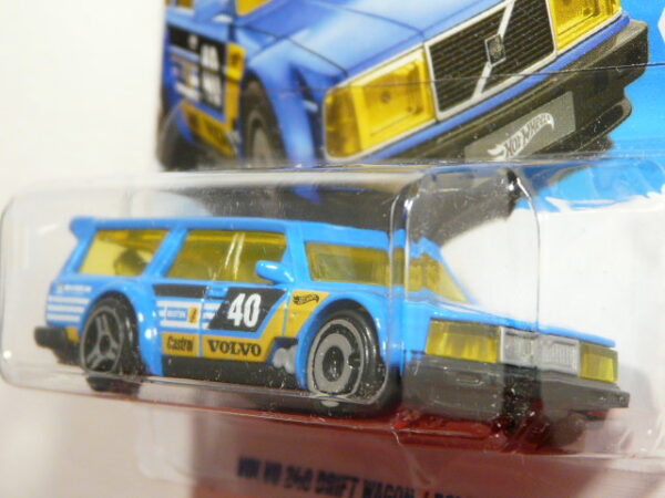 COCHE CLASICO FAMILIAR MODIFICADO NUEVO A ESCALA APROXIMADA 1/64. VISTA FRONTAL.