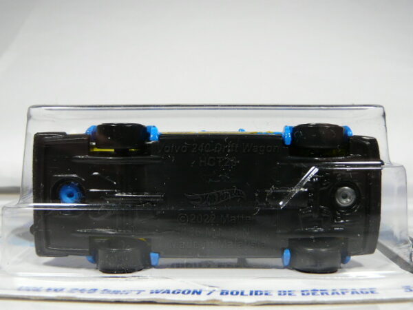 COCHE CLASICO FAMILIAR MODIFICADO NUEVO A ESCALA APROXIMADA 1/64. VISTA INFERIOR.