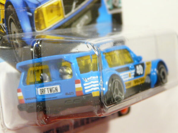 COCHE CLASICO FAMILIAR MODIFICADO NUEVO A ESCALA APROXIMADA 1/64. VISTA TRASERA.