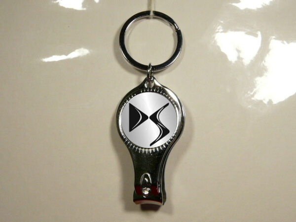 LLAVERO MULTIUSOS DE METAL CON 3 FUNCIONES.