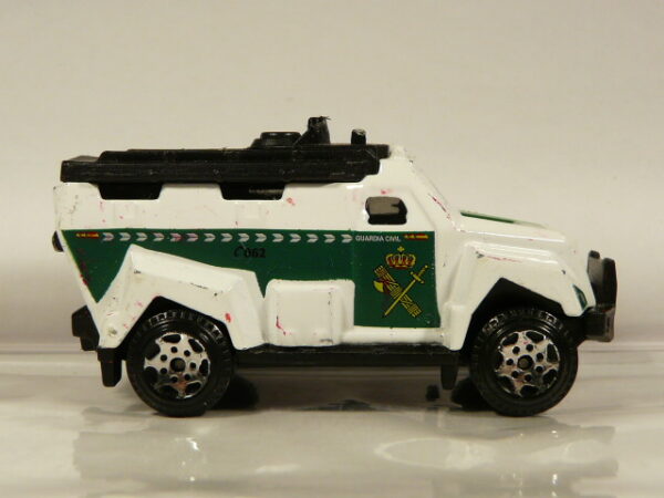 VEHICULO ACORAZADO DE LA GUARDIA CIVIL DE SEGUNDA MANO SIN SEÑALES DE USO, BUEN ESTADO GENERA,  A ESCALA APROXIMADA 1/64 Y SIN BLISTER.