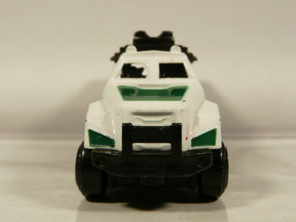 VEHICULO ACORAZADO DE LA GUARDIA CIVIL DE SEGUNDA MANO SIN SEÑALES DE USO, BUEN ESTADO GENERA,  A ESCALA APROXIMADA 1/64 Y SIN BLISTER. VISTA FRONTAL.