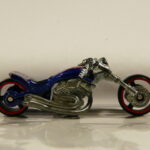 MOTO CHOPPER DE SEGUNDA MANO CON ALGUNAS SEÑALES DE USO Y BUEN ESTADO GENERAL SIN BLISTER A ESCALA APROXIMADA 1/64.