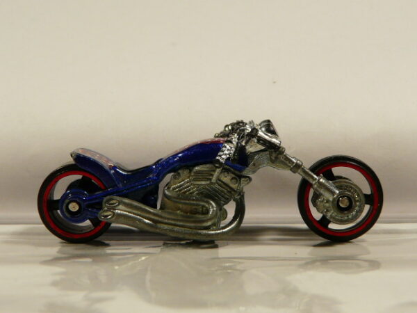 MOTO CHOPPER DE SEGUNDA MANO CON ALGUNAS SEÑALES DE USO Y BUEN ESTADO GENERAL SIN BLISTER A ESCALA APROXIMADA 1/64.