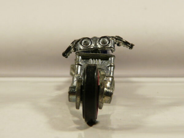 MOTO CHOPPER DE SEGUNDA MANO CON ALGUNAS SEÑALES DE USO Y BUEN ESTADO GENERAL SIN BLISTER A ESCALA APROXIMADA 1/64. VISTA FRONTAL.