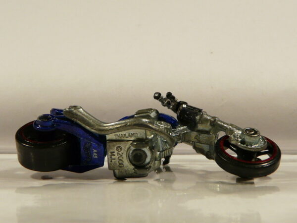 MOTO CHOPPER DE SEGUNDA MANO CON ALGUNAS SEÑALES DE USO Y BUEN ESTADO GENERAL SIN BLISTER A ESCALA APROXIMADA 1/64. VISTA INFERIOR.