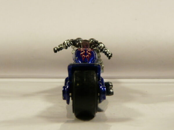 MOTO CHOPPER DE SEGUNDA MANO CON ALGUNAS SEÑALES DE USO Y BUEN ESTADO GENERAL SIN BLISTER A ESCALA APROXIMADA 1/64. VISTA TRASERA.