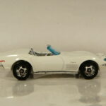 COCHE CLASICO DE SEGUNDA MANO CON POCAS SEÑALES DE USO Y BUEN ESTADO GENERAL A ESCALA APROXIMADA 1/64.