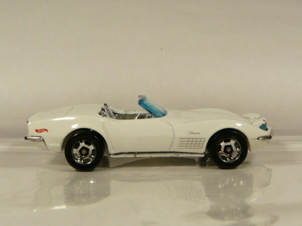 COCHE CLASICO DE SEGUNDA MANO CON POCAS SEÑALES DE USO Y BUEN ESTADO GENERAL A ESCALA APROXIMADA 1/64.