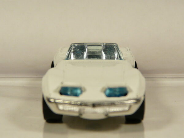COCHE CLASICO DE SEGUNDA MANO CON POCAS SEÑALES DE USO Y BUEN ESTADO GENERAL A ESCALA APROXIMADA 1/64. VISTA FRONTAL.