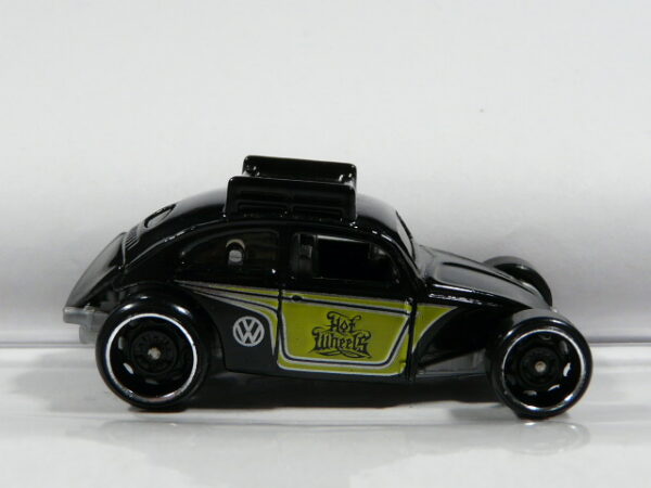 COCHE DE SEGUNDA MANO SIN MARCAS DE USO Y BUEN ESTADO GENERAL, SIN BLISTER, A ESCALA APROXIMADA 1/64.