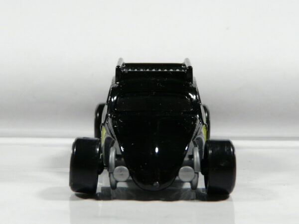 COCHE DE SEGUNDA MANO SIN MARCAS DE USO Y BUEN ESTADO GENERAL, SIN BLISTER, A ESCALA APROXIMADA 1/64. VISTA FRONTAL.