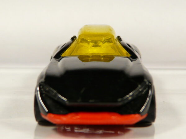 COCHE DE BOMBEROS DE SEGUNDA MANO CON POCAS MARCAS DE USO Y BUEN ESTADO GENERAL, SIN BLISTER, A ESCALA APROXIMADA 1/64. VISTA FRONTAL.