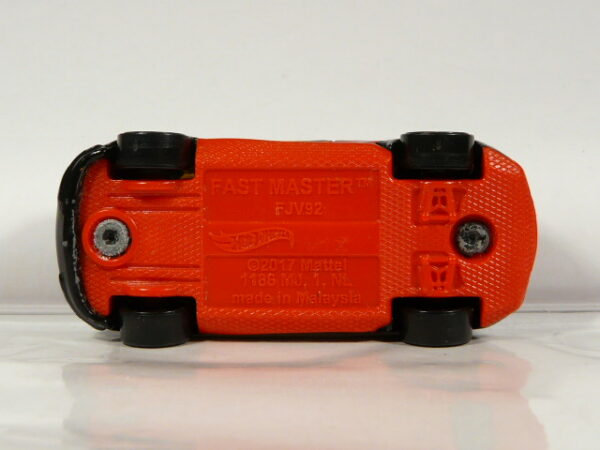 COCHE DE BOMBEROS DE SEGUNDA MANO CON POCAS MARCAS DE USO Y BUEN ESTADO GENERAL, SIN BLISTER, A ESCALA APROXIMADA 1/64. VISTA INFERIOR.