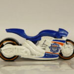 MOTO DE SEGUNDA MANO EN MINIATURA CON ALGUNAS SEÑALES DE USO Y BUEN ESTADO GENERAL, SIN BLISTER. ESCALA APROXIMADA 1/64.