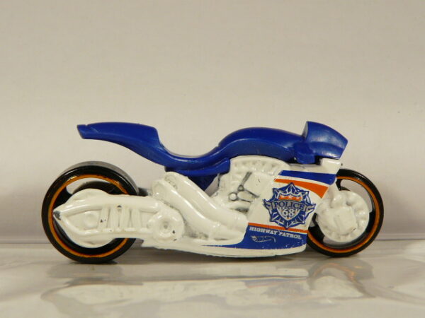 MOTO DE SEGUNDA MANO EN MINIATURA CON ALGUNAS SEÑALES DE USO Y BUEN ESTADO GENERAL, SIN BLISTER. ESCALA APROXIMADA 1/64.