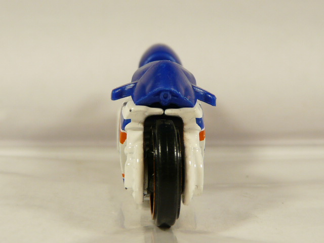 MOTO DE SEGUNDA MANO EN MINIATURA CON ALGUNAS SEÑALES DE USO Y BUEN ESTADO GENERAL, SIN BLISTER. ESCALA APROXIMADA 1/64. VISTA FRONTAL.