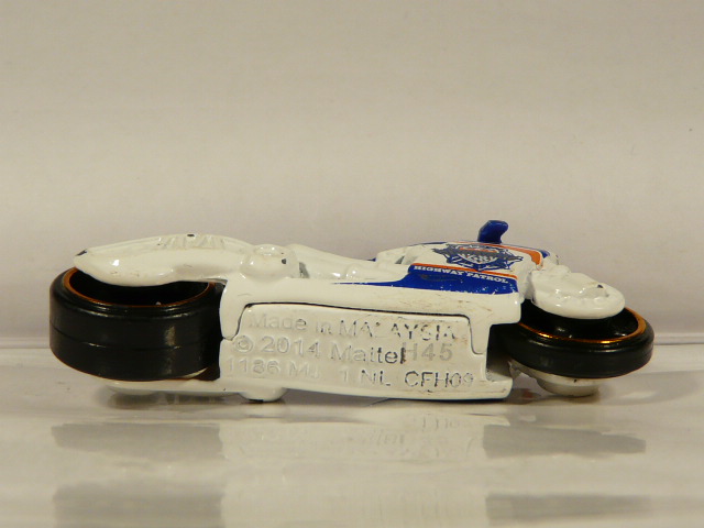 MOTO DE SEGUNDA MANO EN MINIATURA CON ALGUNAS SEÑALES DE USO Y BUEN ESTADO GENERAL, SIN BLISTER. ESCALA APROXIMADA 1/64. VISTA INFERIOR.