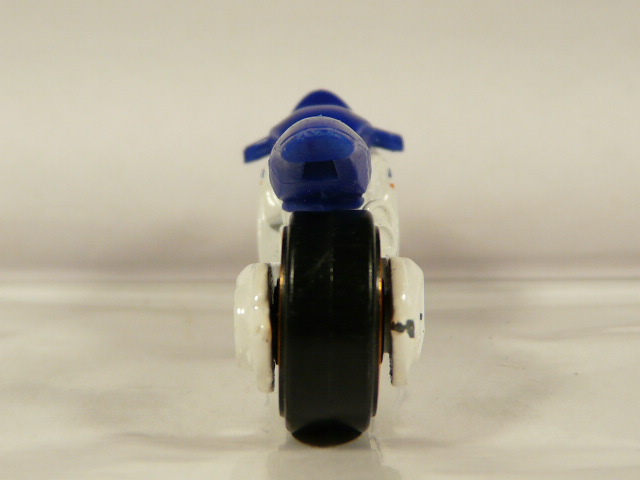 MOTO DE SEGUNDA MANO EN MINIATURA CON ALGUNAS SEÑALES DE USO Y BUEN ESTADO GENERAL, SIN BLISTER. ESCALA APROXIMADA 1/64. VISTA TRASERA.
