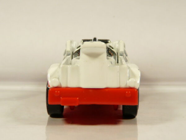 COCHE CLASICO DE SEGUNDA MANO SIN SEÑALES DE USO Y BUEN ESTADO GENERAL A ESCALA APROXIMADA 1/64. VISTA TRASERA.