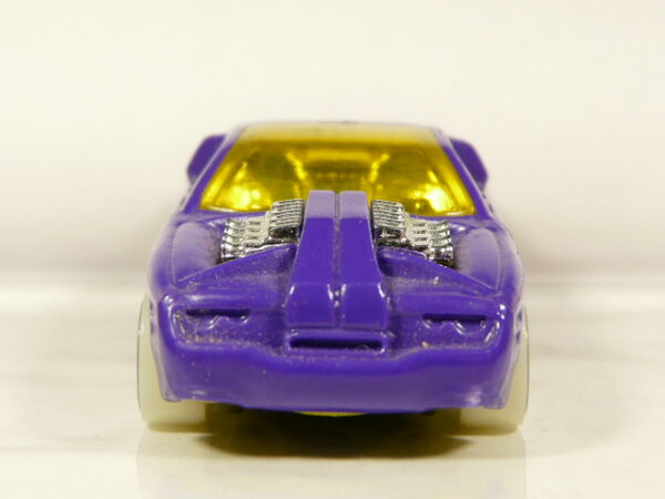 COCHE NUEVO TH EDICION LIMITADA A ESCALA APROXIMADA 1/64 SIN BLISTER. VISTA FRONTAL.