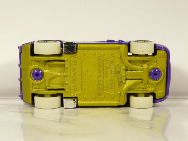 COCHE NUEVO TH EDICION LIMITADA A ESCALA APROXIMADA 1/64 SIN BLISTER. VISTA INFERIOR.