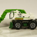 EXCAVADORA TODOTERRENO 4X4 NUEVA EN MINIATURA, SIN BLISTER. ESCALA APROXIMADA 1/64.