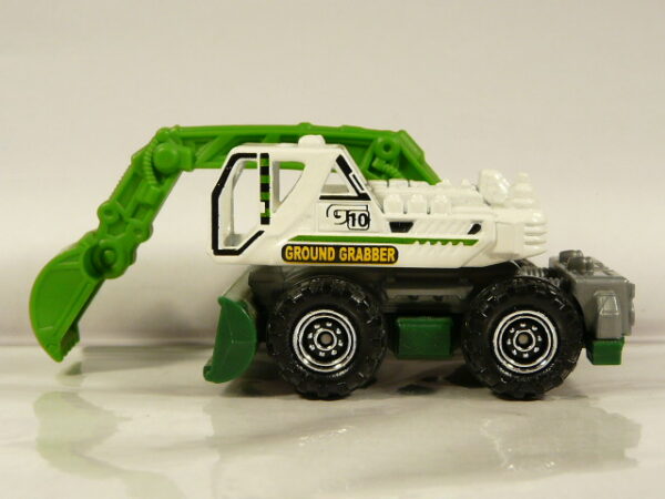 EXCAVADORA TODOTERRENO 4X4 NUEVA EN MINIATURA, SIN BLISTER. ESCALA APROXIMADA 1/64.